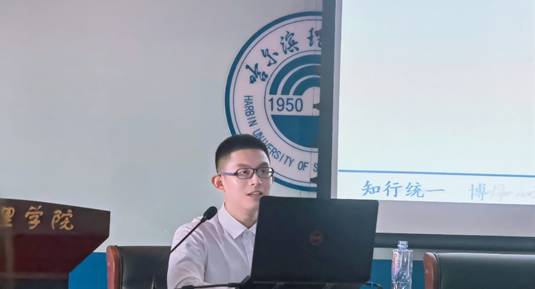 電腦前坐着男人描述已自動生成